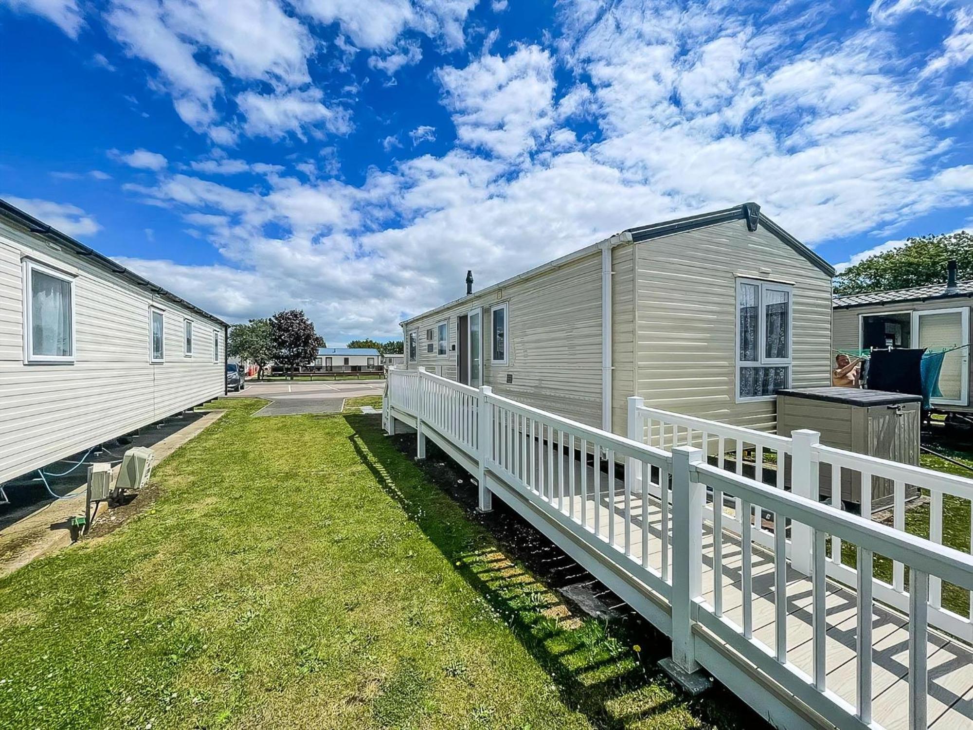 Campsite Homely 6 Berth Caravan With Decking And Wi-fi At Seawick, Essex Ref 27928sw
