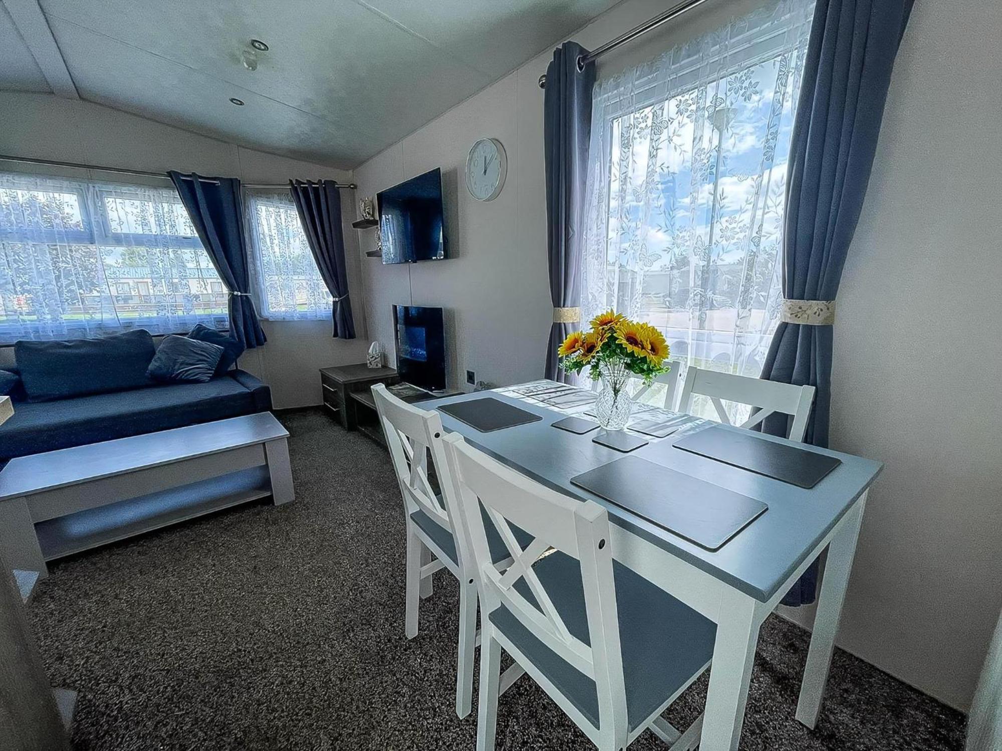 Homely 6 Berth Caravan With Decking And Wi-fi At Seawick, Essex Ref 27928sw Campsite Clacton-on-Sea